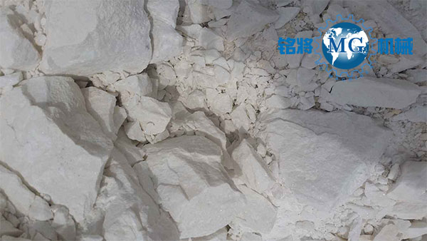 膩?zhàn)臃圩詈?jiǎn)單的配方，膩?zhàn)臃叟浞郊芭淞? /> 
</p>
　　<strong>1、普通內(nèi)墻膩?zhàn)臃叟浞?/strong><br />
　　膠粉2～2.2%、雙飛粉(或滑石粉)98%<br />
　　<strong>2、普通高硬內(nèi)墻膩?zhàn)臃叟浞?/strong><br />
　　膠粉1.8～2.2%、雙飛粉(或滑石粉)90～60%、熟石膏粉(建筑石膏、半水石膏)10～40%<br />
　　<strong>3、高硬耐水內(nèi)墻膩?zhàn)臃叟浞?/strong><br />
　　配方一：膠粉1～1.2%、雙飛粉70%、灰鈣粉30%<br />
　　配方二：膠粉0.8～1.2%、雙飛粉60%、灰鈣粉20%、白水泥20%<br />
　　<strong>4、普通石膏膩?zhàn)臃叟浞?/strong><br />
　　膩?zhàn)幽z粉(NSJF-22)　1～2%、熟石膏粉(建筑石膏、半水石膏)70%、滑石粉(或雙飛粉)30%、石膏緩凝劑1%<br />
　　<strong>5、水性木器膩?zhàn)臃叟浞?/strong><br />
　　水性木器膩?zhàn)幽z粉(NSJF-12)8～10%、雙飛粉(重鈣粉)60%、石膏粉24%、滑石粉6～8%<br />
　　<strong>6、高硬耐水洗防霉內(nèi)墻膩?zhàn)臃叟浞?/strong><br />
　　配方一：膠粉0.4～0.45%、雙飛粉70%、灰鈣粉30%<br />
　　配方二：膠粉0.4～0.45%、雙飛粉60%、灰鈣粉20%、白水泥20%<br />
　　<strong>7、彩色外墻膩?zhàn)臃叟浞?/strong><br />
　　NSJF-6彩色膩?zhàn)幽z粉1～1.5%、白水泥425#10%、精制灰鈣粉(氧化鈣≥70%)15%、耐思防裂添加劑2%、納基膨潤(rùn)土5%、石英沙(白度≥85%硅≥99%)15%、黃色彩玉粉52%、彩色膩?zhàn)幽退几男詣?.2%<br />
　　<strong>8、彈性耐水洗外墻防裂膩?zhàn)臃叟浞?/strong><br />
　　膠粉0.8～1.8%、白水泥(黑水泥)30%、雙飛粉40%、灰鈣粉30%、防裂添加劑1～2%<br />
　　<strong>9、柔性?xún)?nèi)墻膩?zhàn)臃蹍⒖寂浞?/strong><br />
　　配方一：NSJF-1膠粉1.3～1.5%、雙飛粉80%、灰鈣粉20%<br />
　　配方二：NSJF-1膠粉1.3～1.5%、雙飛粉70%、灰鈣粉20%、白水泥10%<br />
　　<strong>10、彈性馬賽克瓷磚外墻防裂膩?zhàn)臃叟浞?/strong><br />
　　NSJF-11B膠粉1.2～2.2%、白水泥(黑水泥)30%、雙飛粉30%、灰鈣粉20%、石英粉(砂)20%、耐思防裂添加劑2～3%。<br />
　　關(guān)于膩?zhàn)臃圩詈?jiǎn)單的配方，膩?zhàn)臃叟浞郊芭淞暇蜑榇蠹医榻B到這里，配方?jīng)Q定著質(zhì)量，如果膩?zhàn)臃鄄缓糜茫敲淳鸵紤]是不是原料配料比的問(wèn)題，想要了解更多膩?zhàn)臃壑R(shí)，歡迎關(guān)注我們。<br />
                </div>

                <div   id=