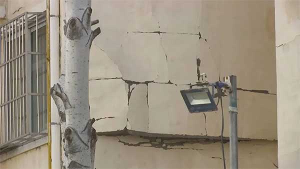 一場大風過后，銀川一小區外墻保溫層大面積脫落！