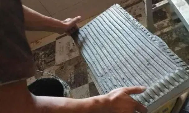 40年經驗的瓦工師傅，為你講解瓷磚膠里為什么不要加膩子粉？